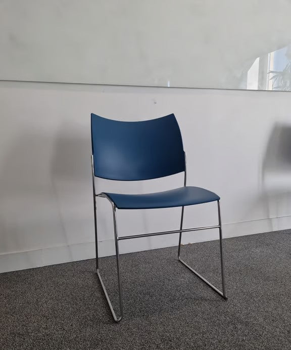Chaise de réunion Casala Curvy bleue marine