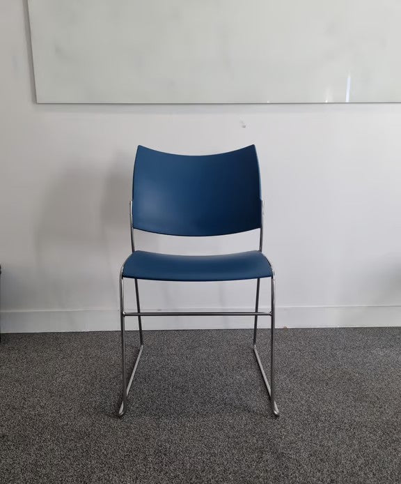Chaise de réunion Casala Curvy bleue marine