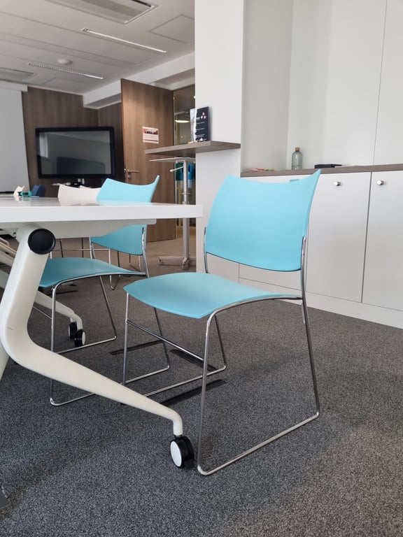Chaise de réunion Casala Curvy bleue turquoise - ambiance