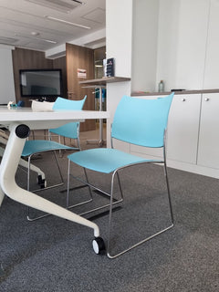 Chaise de réunion Casala Curvy bleue turquoise - ambiance