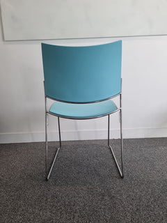 Chaise de réunion Casala Curvy bleue turquoise