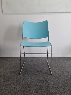 Chaise de réunion Casala Curvy bleue turquoise