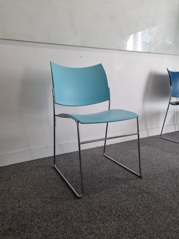 Chaise de réunion Casala Curvy bleue turquoise