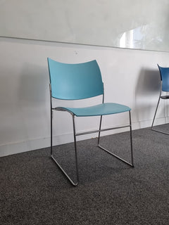 Chaise de réunion Casala Curvy bleue turquoise