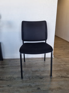 Chaise de réunion empilable Kohl noir 45 x 55 x 83 cm - face