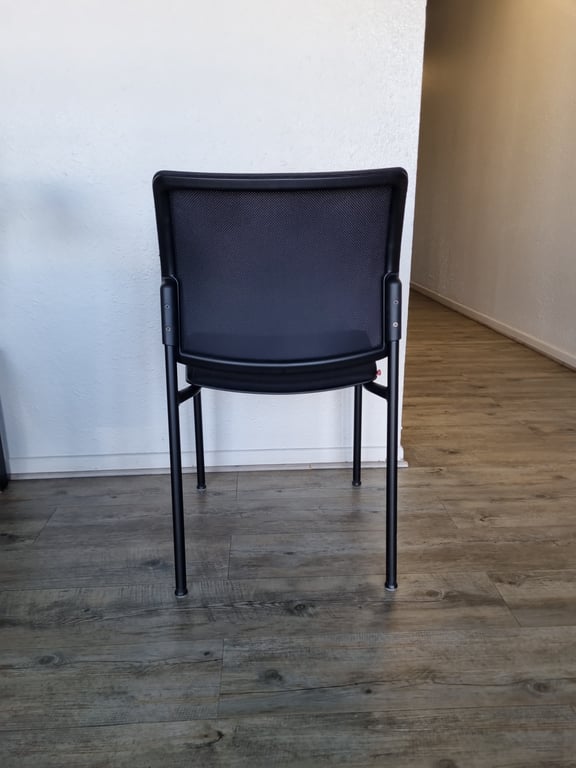 Chaise de réunion empilable Kohl noir 45 x 55 x 83 cm - ambiance