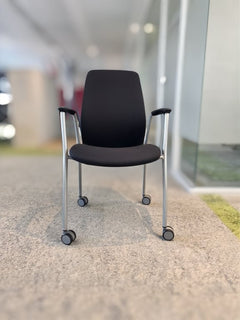 Chaise de réunion Kinnarps avec accoudoirs - face
