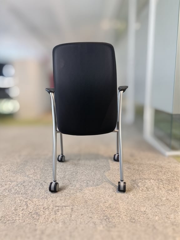 Chaise de réunion Kinnarps avec accoudoirs - ambiance