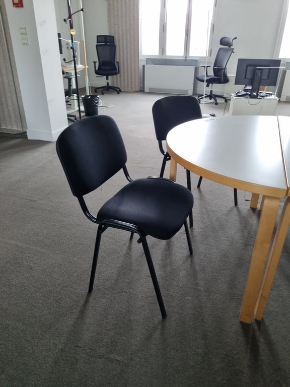 Chaise de réunion sans accoudoirs en tissu et métal