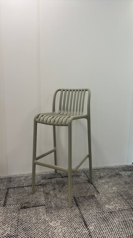 Chaise haute en plastique 77cm - 3-4