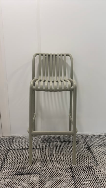 Chaise haute en plastique 77cm - face