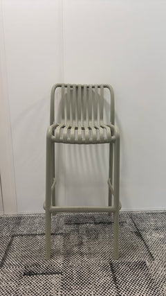 Chaise haute en plastique 77cm - face