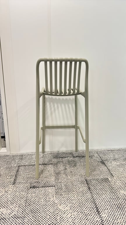 Chaise haute en plastique 77cm - arriere
