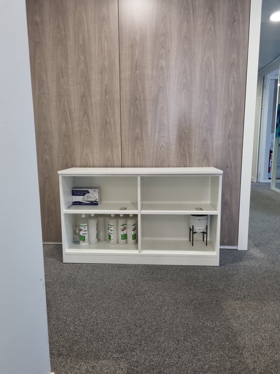 Etagère en bois blanc - face