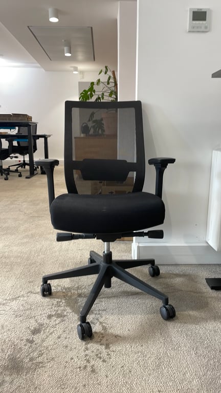 Fauteuil de bureau en résille avec roulettes - face