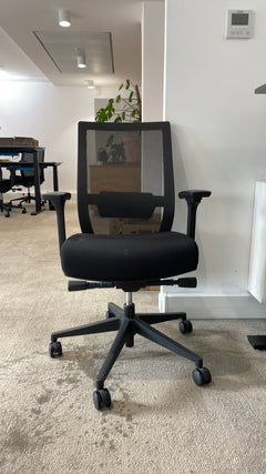 Fauteuil de bureau en résille avec roulettes - face