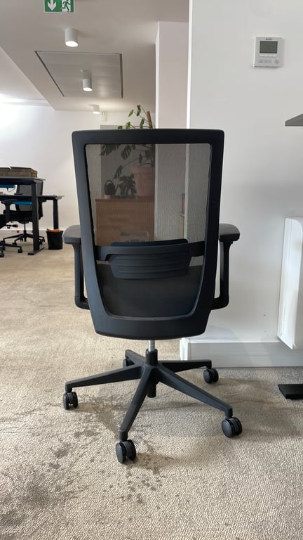 Fauteuil de bureau en résille avec roulettes - ambiance