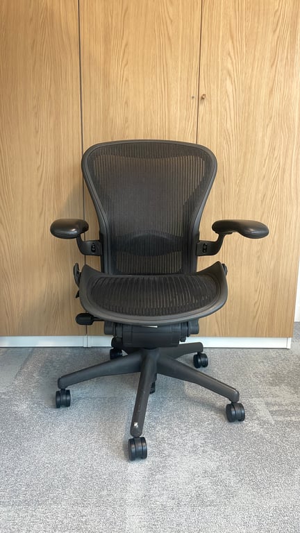 Fauteuil de bureau Herman Miller Aeron Classic Taille B Noir - face