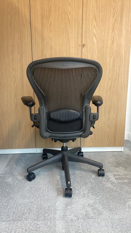 Fauteuil de bureau Herman Miller Aeron Classic Taille B Noir - ambiance