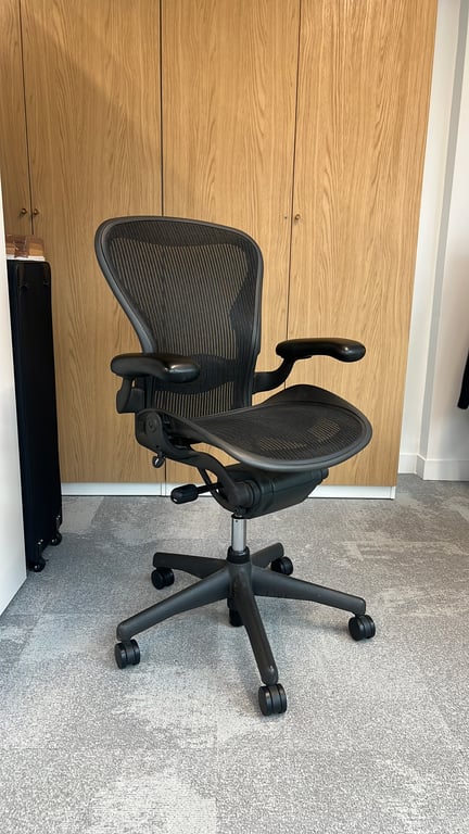 Fauteuil de bureau Herman Miller Aeron Classic Taille B Noir - Accoudoirs fixes - 3-4