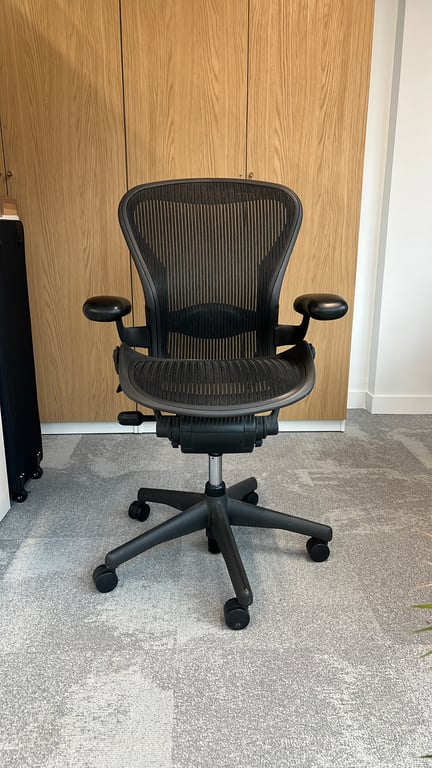 Fauteuil de bureau Herman Miller Aeron Classic Taille B Noir - Accoudoirs fixes - face