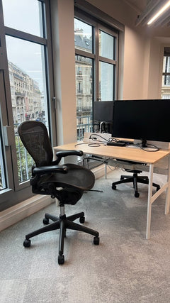 Fauteuil de bureau Herman Miller Aeron Classic Taille B Noir - Accoudoirs fixes - ambiance