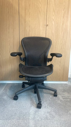 Fauteuil de bureau Herman Miller Aeron Resmastered taille B Noir - face