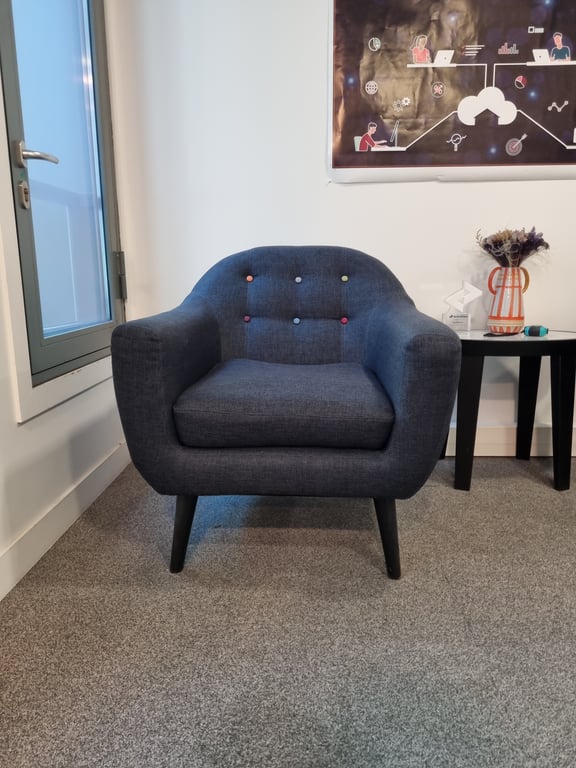 Fauteuil Made.com Ritchie gris - face