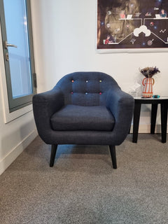Fauteuil Made.com Ritchie gris - face