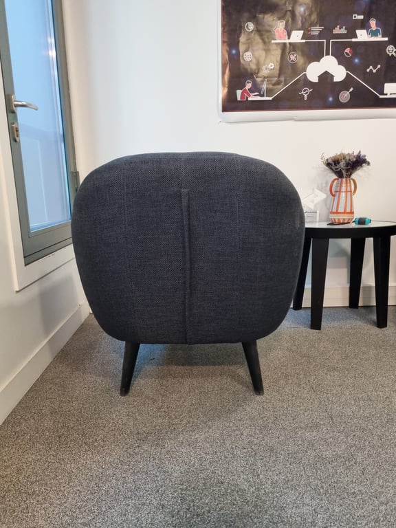 Fauteuil Made.com Ritchie gris - ambiance