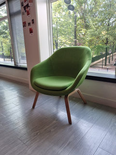 Fauteuil tissu vert Hay avec accoudoirs bois - 3-4