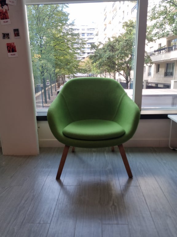 Fauteuil tissu vert Hay avec accoudoirs bois - face