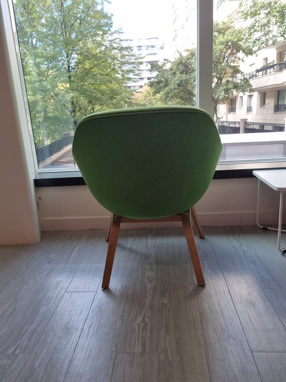 Fauteuil tissu vert Hay avec accoudoirs bois - ambiance