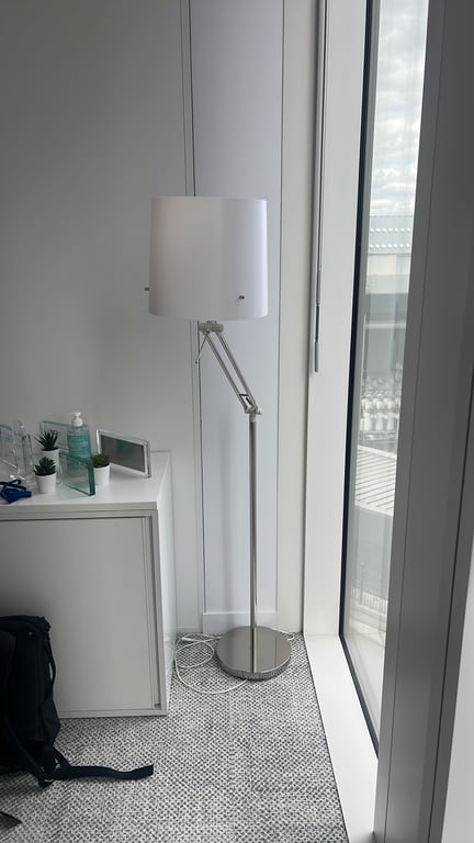 Luminaire sur pied en métal - 3-4