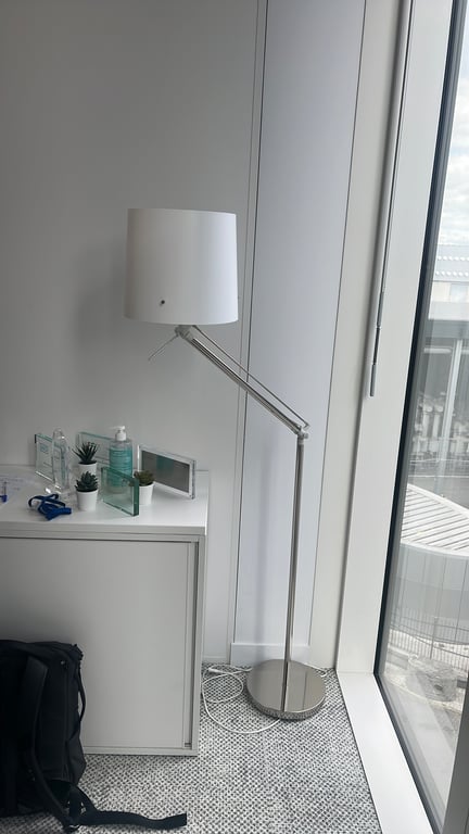 Luminaire sur pied en métal - face
