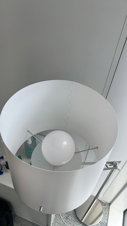 Luminaire sur pied en métal - ambiance