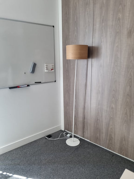 Luminaire sur pied en métal blanc - ambiance