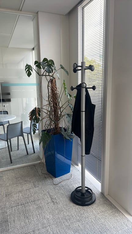 Porte-manteau en métal gris et noir - ambiance