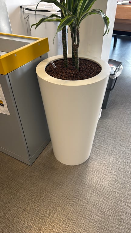 Pot de fleur en plastique blanc - face