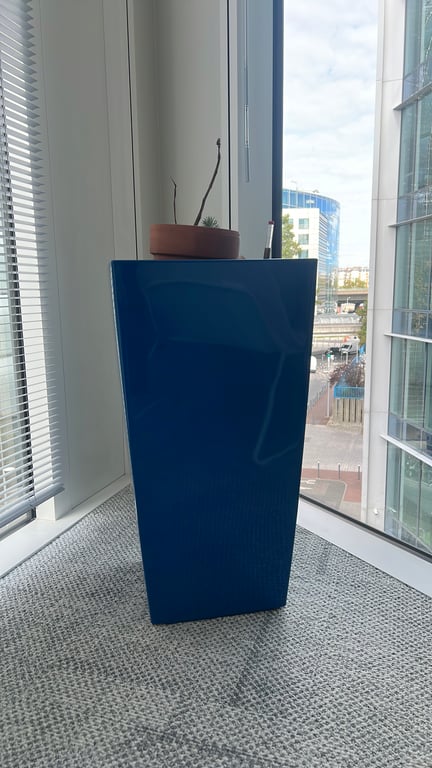 Pot de fleur en verre bleu - face