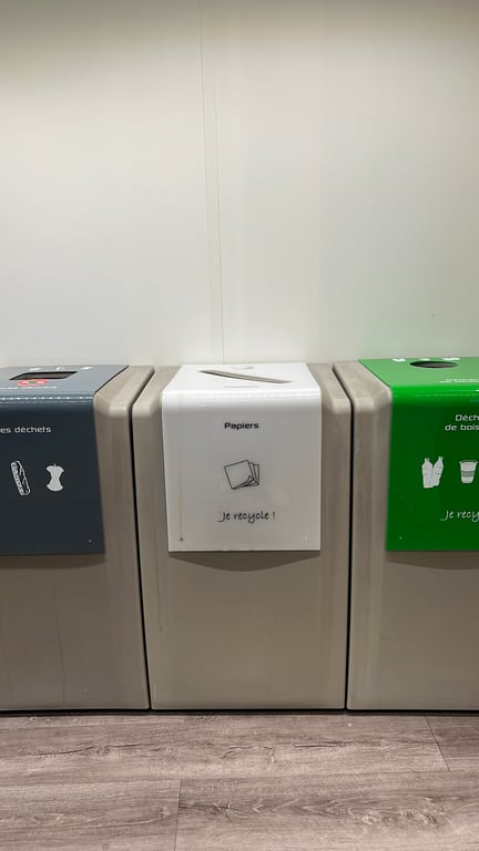 Poubelle en plastique blanche - 3-4