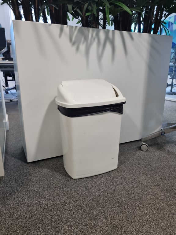Poubelle en plastique blanche - 3-4
