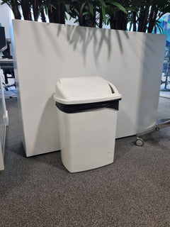 Poubelle en plastique blanche - 3-4