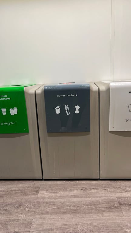 Poubelle en plastique grise - 3-4