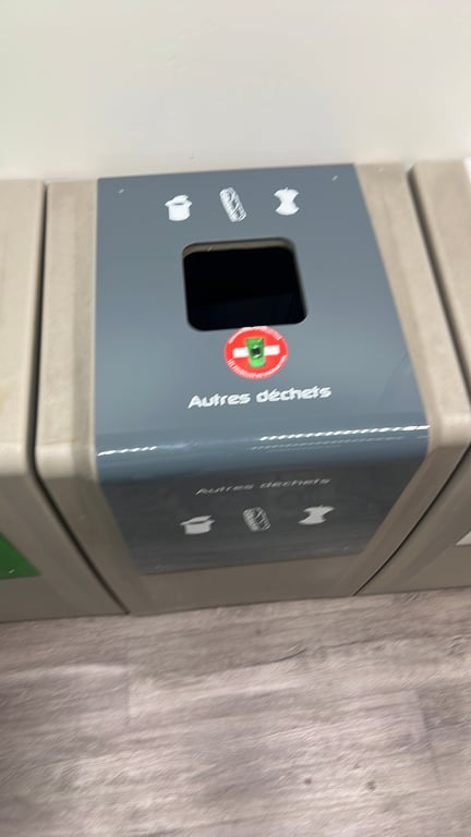 Poubelle en plastique grise - face
