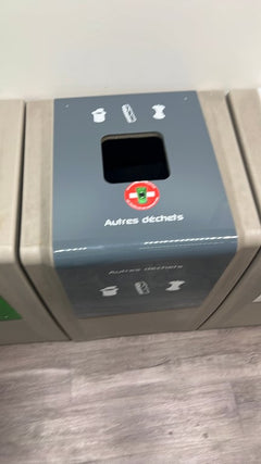 Poubelle en plastique grise - face