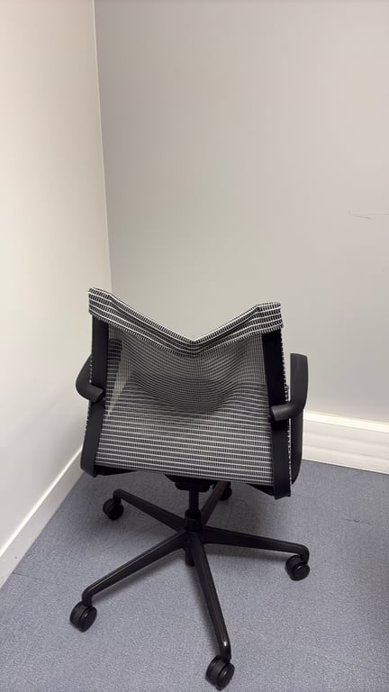 Fauteuil de bureau ergonomique avec roulettes et dossier résille