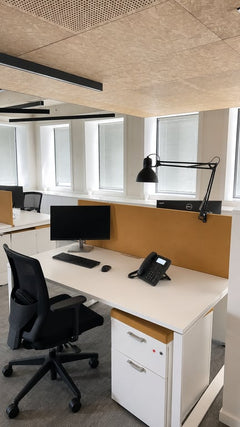 Lampe de bureau en métal gris