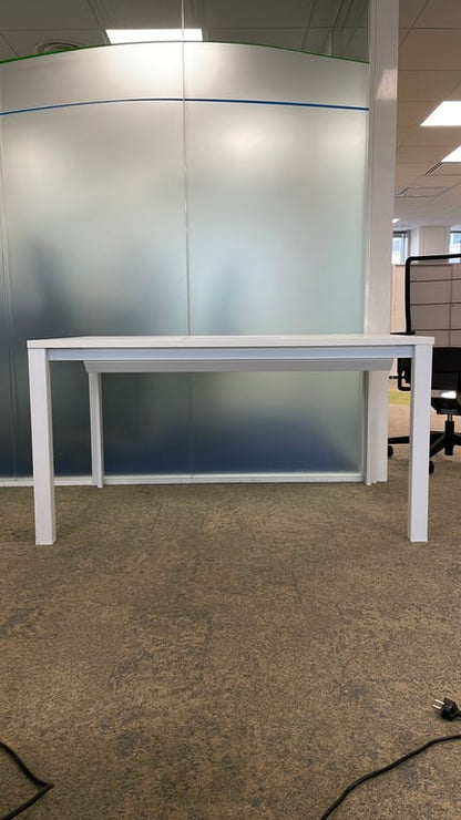 Bureau droit en mélaminé avec cloison intégrée