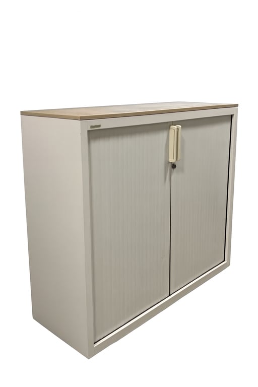 Armoire basse blanche avec portes à rideaux